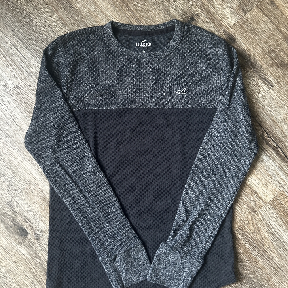 Hollister Men's Black and Gray Long Sleeve Tee
